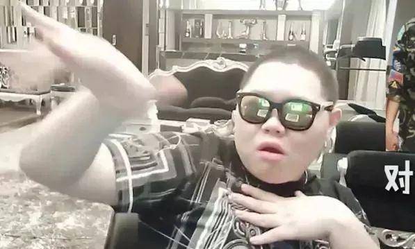 pdd拒绝名牌大学演讲邀请后哽咽直言凭我也配